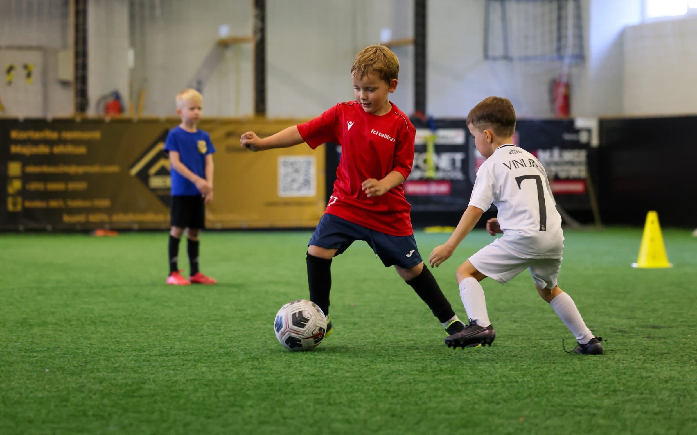 Kid 1v1 on indoor turf — the everyday at the arena